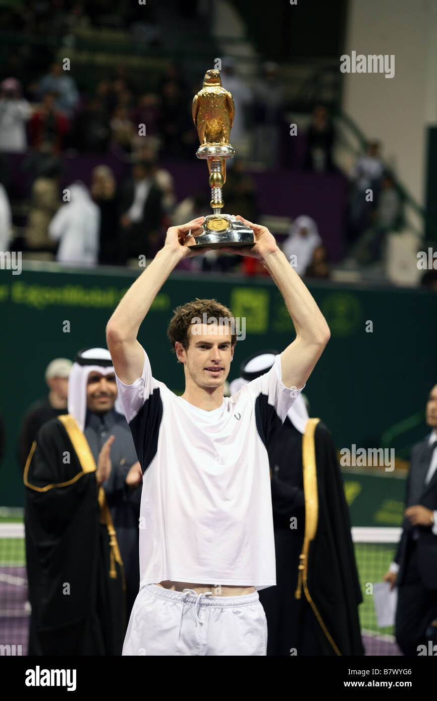 Andy Murray aus Großbritannien wirft die Gewinner-Trophäe bei den Qatar Open 10. Januar 2009 Stockfoto