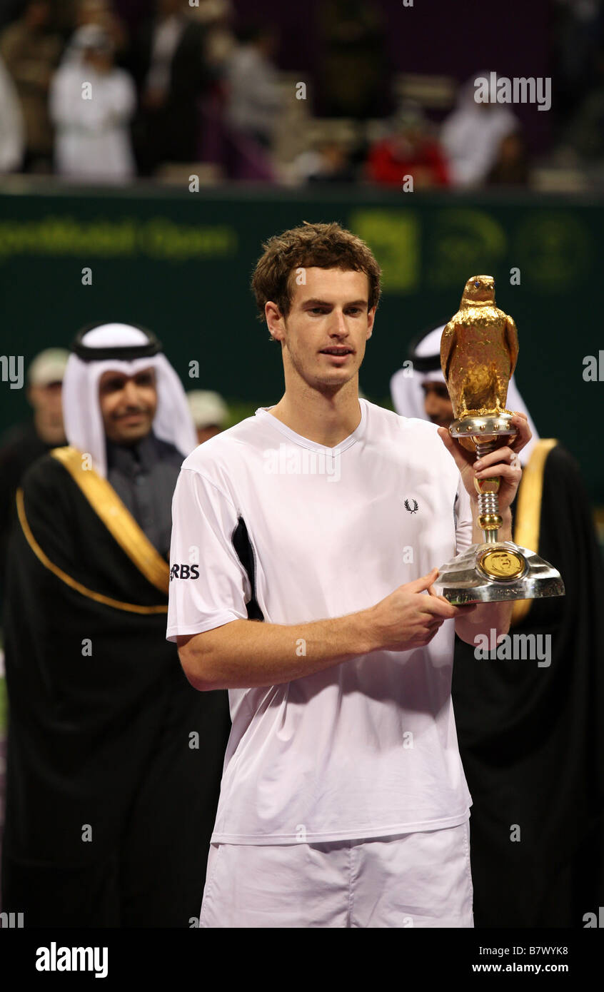Andy Murray mit der Qatar ExxonMobil Open Trophy bei der Preisverleihung 10. Januar 2009 Stockfoto
