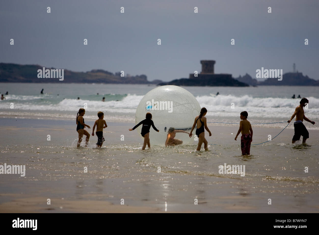 Wasser-Zorbing-Spaziergang am Wasser Ball Meer St Ouen fünf Meile Strand Jersey, The Channel Islands Vereinigtes Königreich Großbritannien Stockfoto