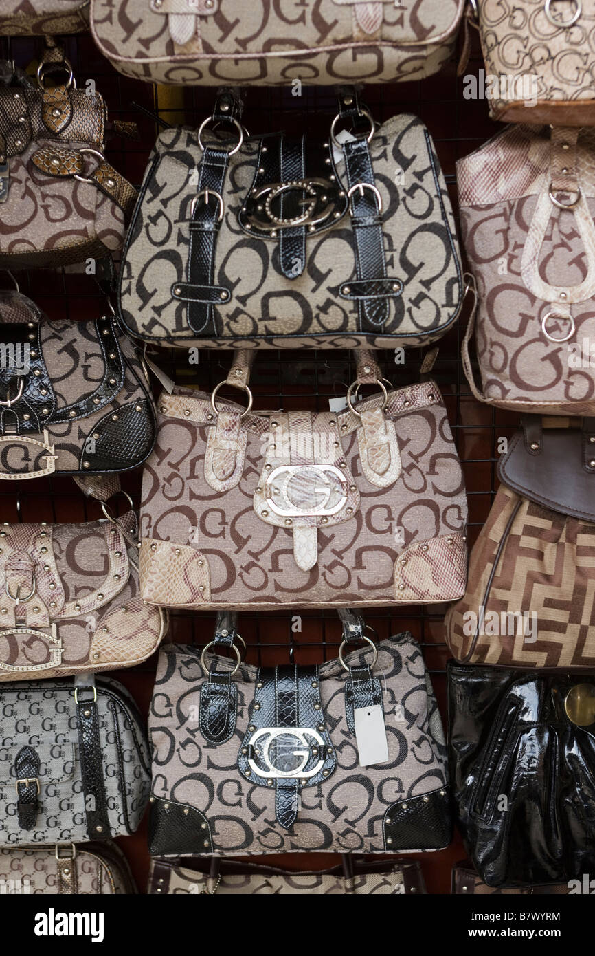 Fake handbags -Fotos und -Bildmaterial in hoher Auflösung – Alamy
