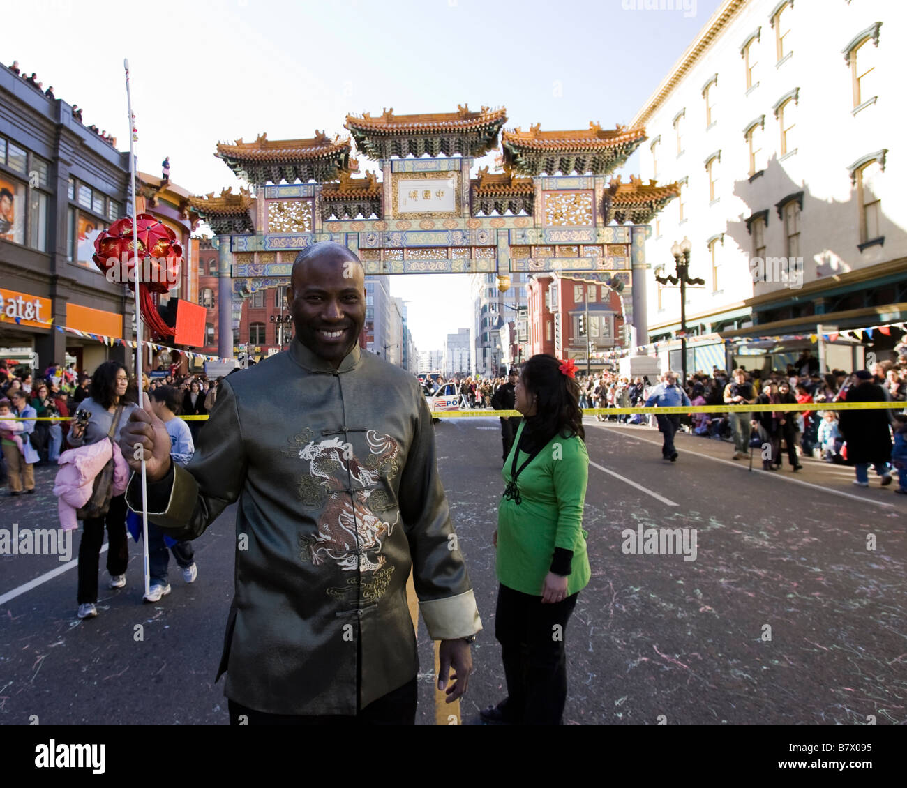 Einem afrikanischen Mann hält ein chinesischer Lampion an Silvester Parade - Washington, DC USA Stockfoto