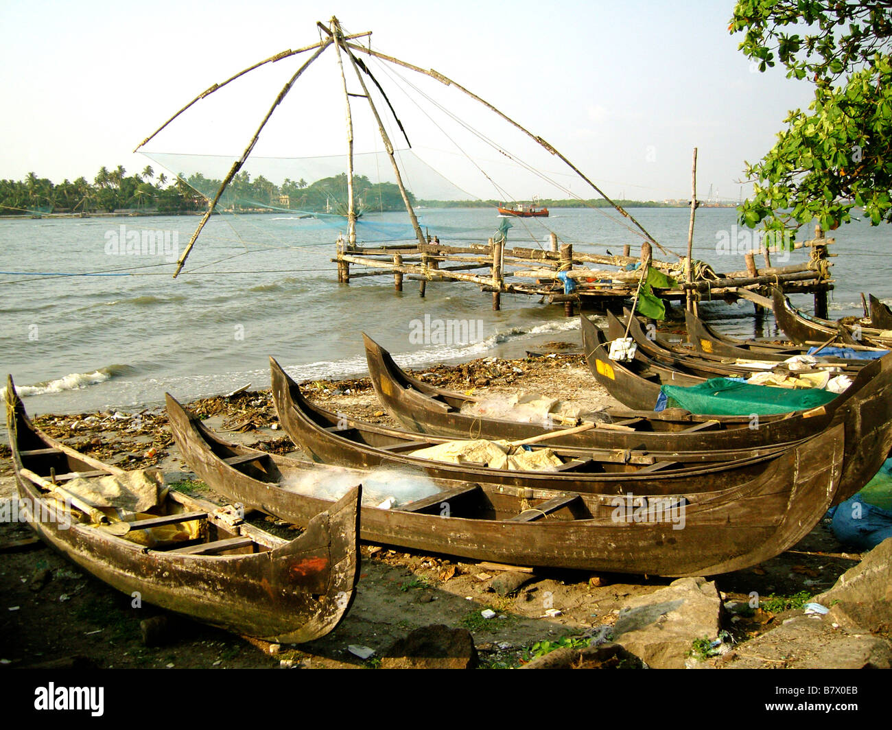 Angelboote/Fischerboote und chinesischen Fischernetze in Cochin, Kerala, Indien Stockfoto