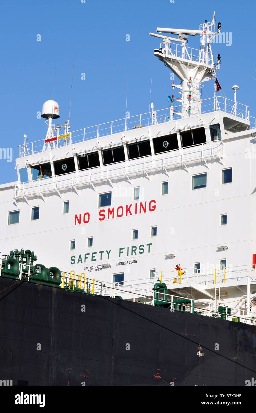 Außenansicht der Brücke des Schiffes mit Elektronik Radarsatellit "keine Rauchen Zeichen" und [erste Sicherheitszeichen] mit klaren blauen Himmel Stockfoto