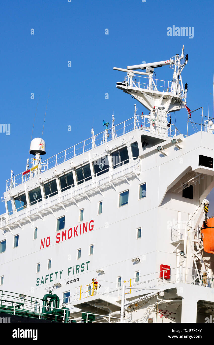 Brücke der Öltanker mit Satelliten-Kommunikation Radarantennen Elektronik und kein Rauchen und Sicherheit ersten Anzeichen Stockfoto