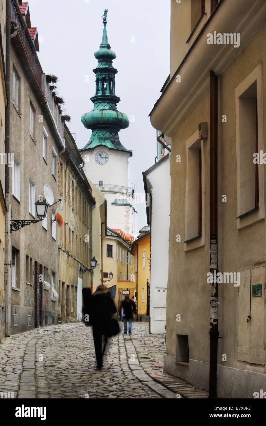Auf der Suche auf einer gepflasterten Straße.  Michaels Tor, Bratislava Slowakei Stockfoto
