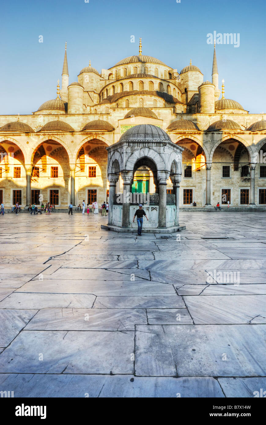 Blaue Moschee (Sultan Ahmet Camii) aus Hof, Istanbul, Türkei Stockfoto