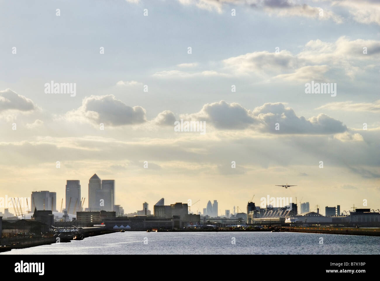 Skyline von London von London City Flughafen Flugzeug ausziehen aus der rechts neben dem Bild ersichtlich Stockfoto