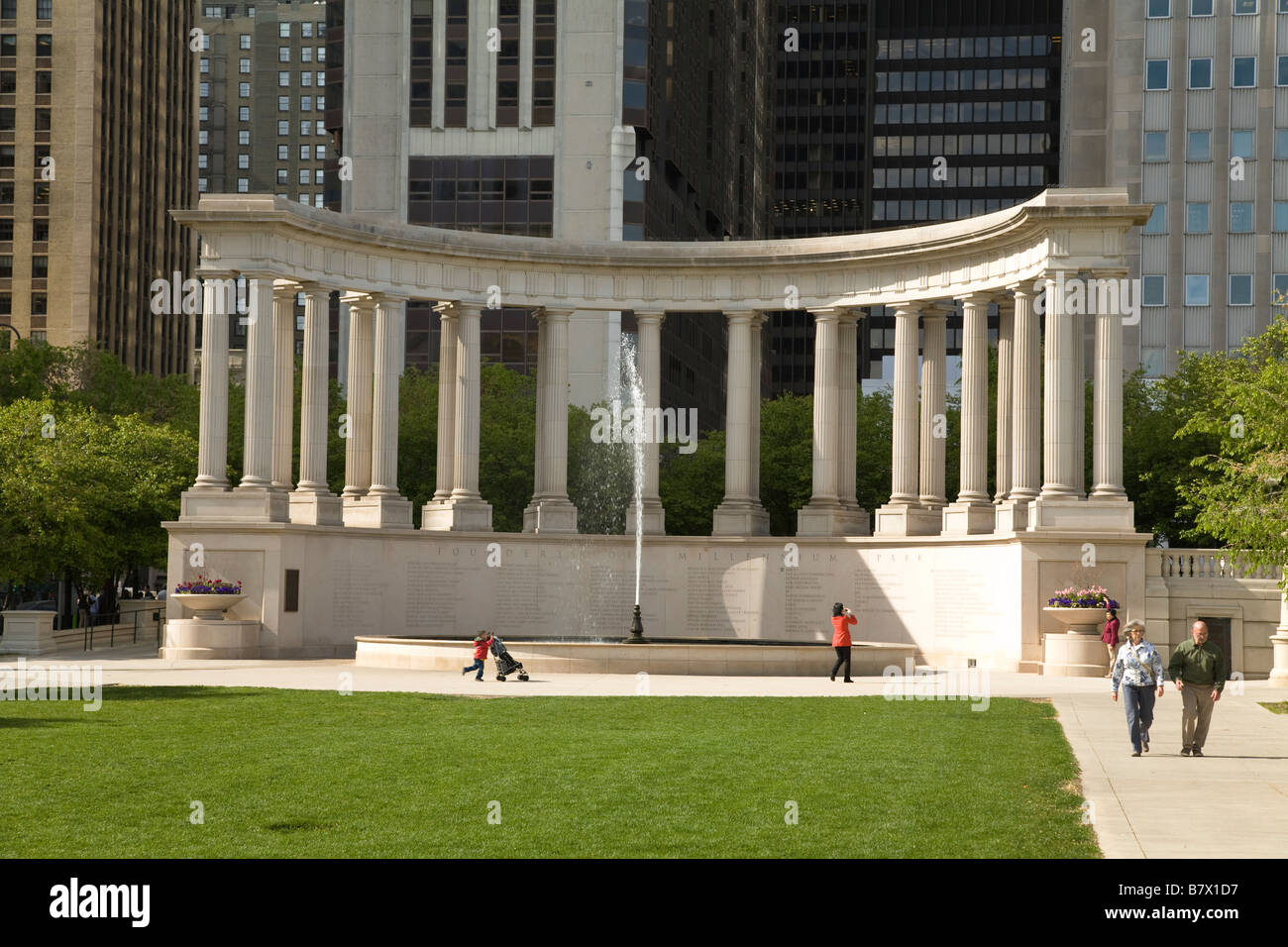 ILLINOIS-Chicago Wrigley Platz und Millennium Monument im Millennium Park Peristyl mit dorischen Säulen und Brunnen Stockfoto