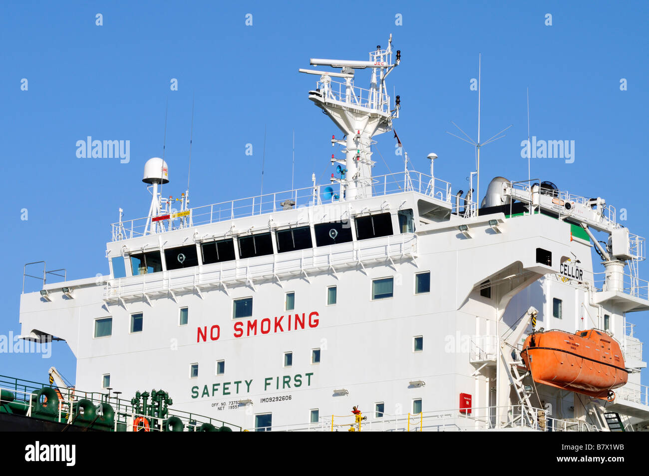 Schiffs Brücke oder Überbau zeigen Radar Elektronik Rettungsboot "no Smoking" und [erste Sicherheitszeichen] auf einem Öltanker Stockfoto