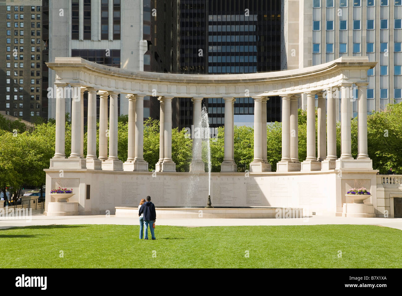ILLINOIS-Chicago Wrigley Platz und Millennium Monument im Millennium Park Peristyl mit dorischen Säulen Stockfoto