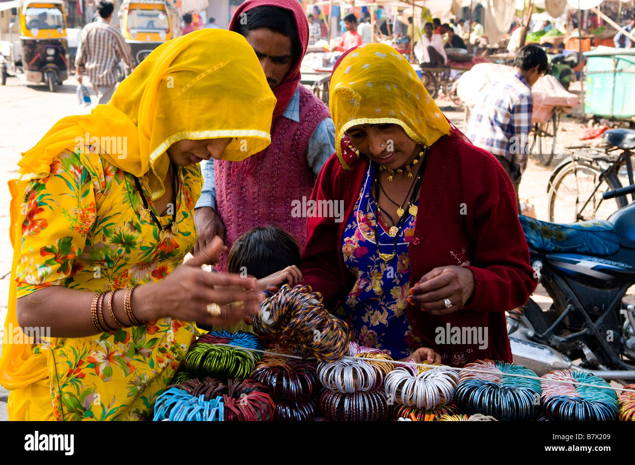 Bunte Armreifen in Jodhpur, Rajasthan zu verkaufen. Stockfoto