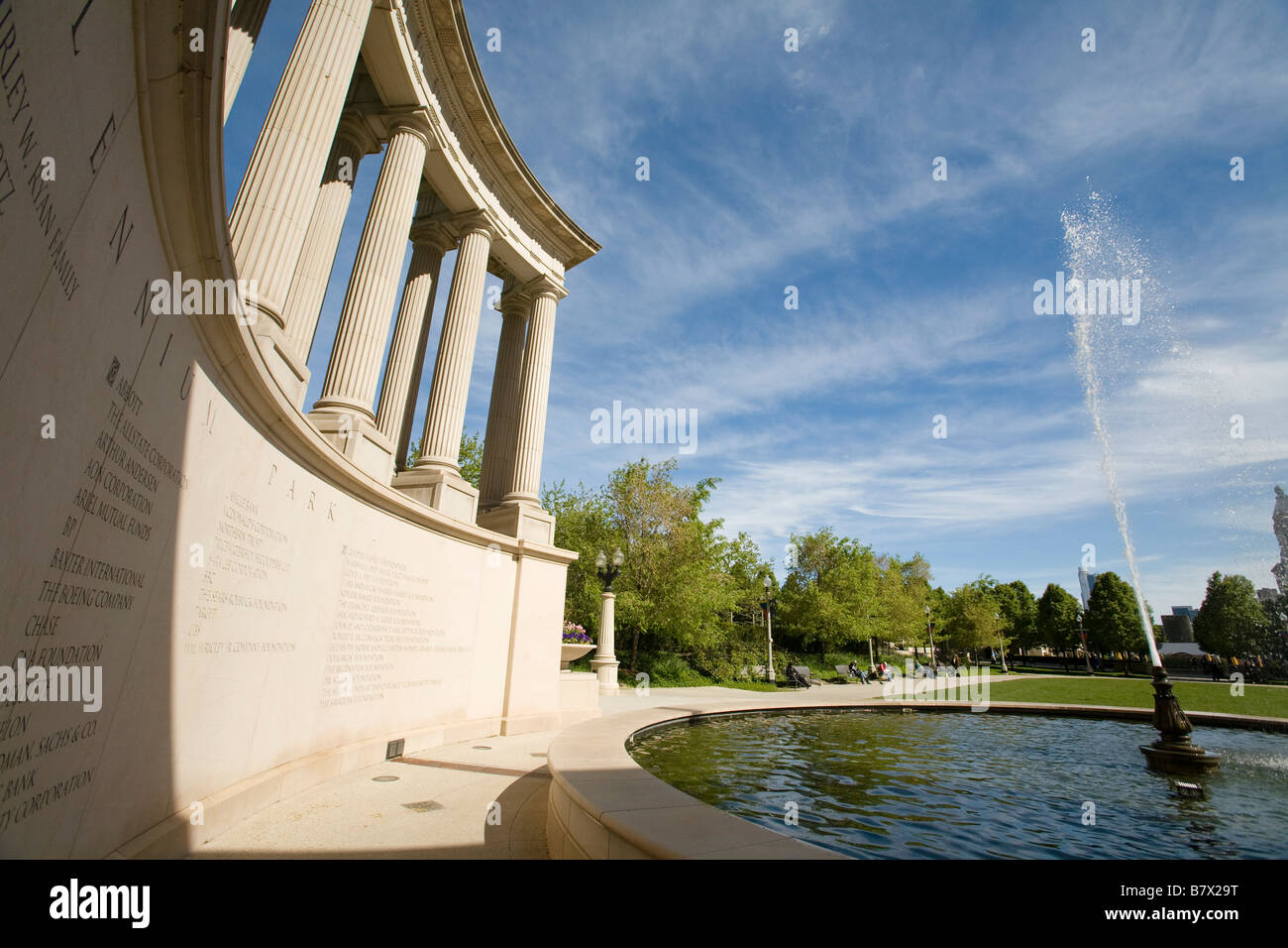 ILLINOIS-Chicago Wrigley Platz und Millennium Monument im Millennium Park Peristyl mit dorischen Säulen und Brunnen Stockfoto