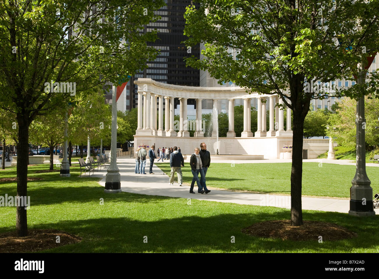 ILLINOIS-Chicago Wrigley Platz und Millennium Monument im Millennium Park Peristyl mit dorischen Säulen und Brunnen Stockfoto