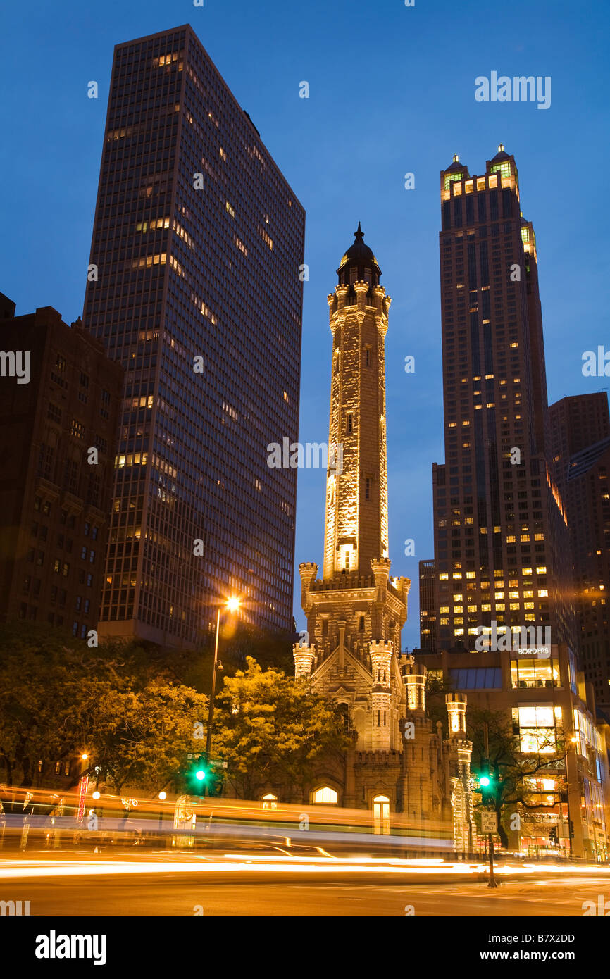 ILLINOIS-Chicago Water Tower Gebäude an der Michigan Avenue in der Dämmerung verschwimmen Lichter des Verkehrs auf der Magnificent Mile Stockfoto