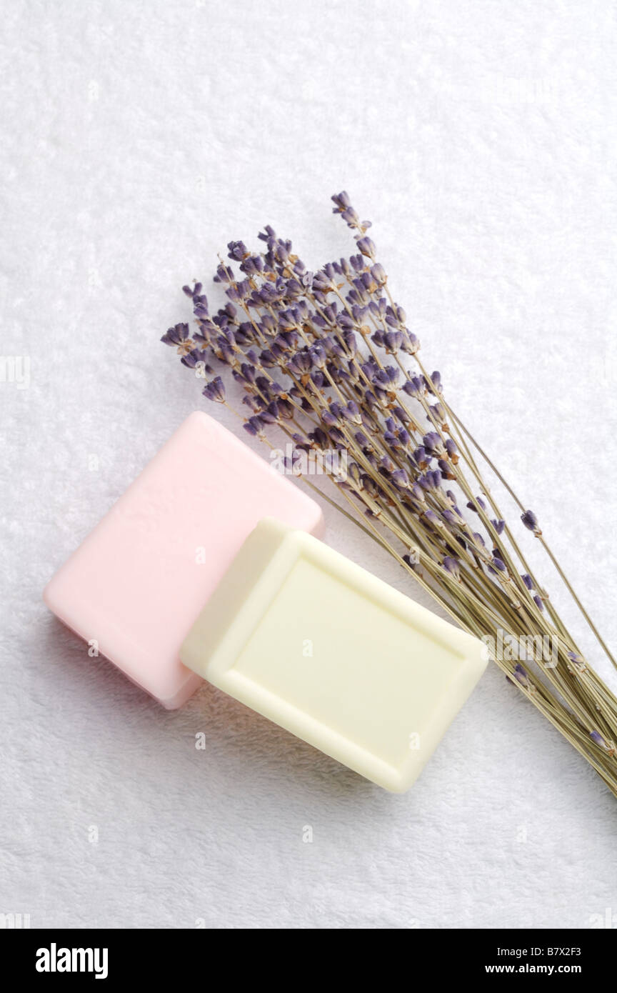 Seifen und Lavendel auf Handtuch Stockfoto