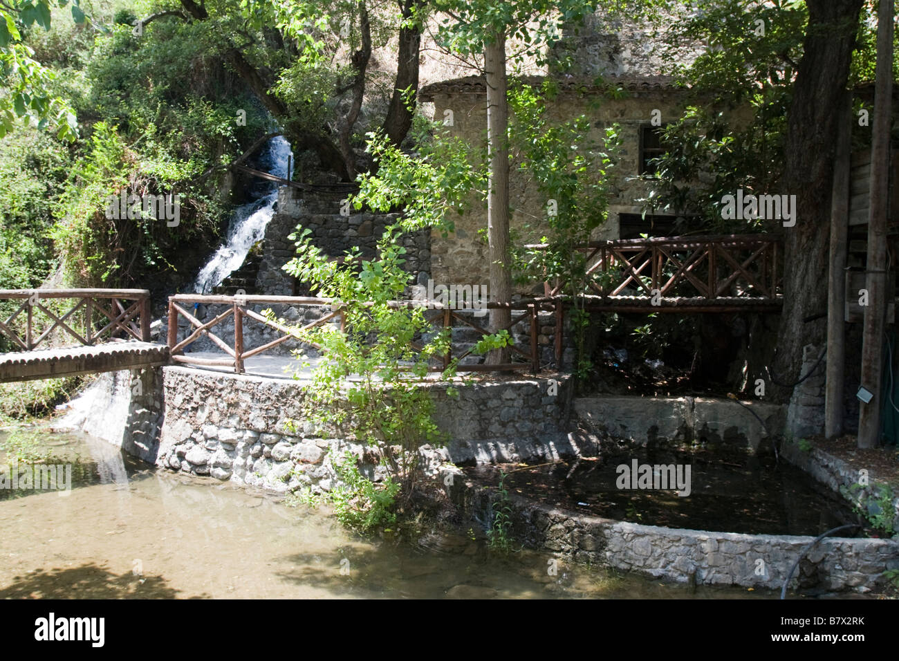 Alte Stein Ziegel-Mühle am Gebirgsfluss in Kakopetria, Troodos Gebirge Bereich, Südzypern Stockfoto