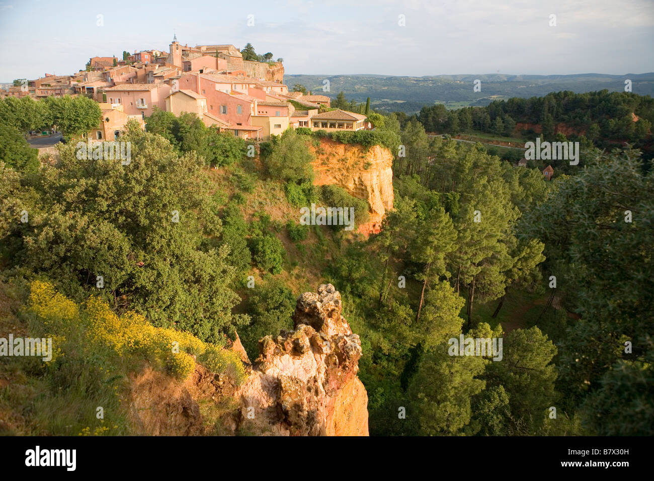 Die Stadt des Roussillon setzen auf ockerfarbene Klippen Stockfoto