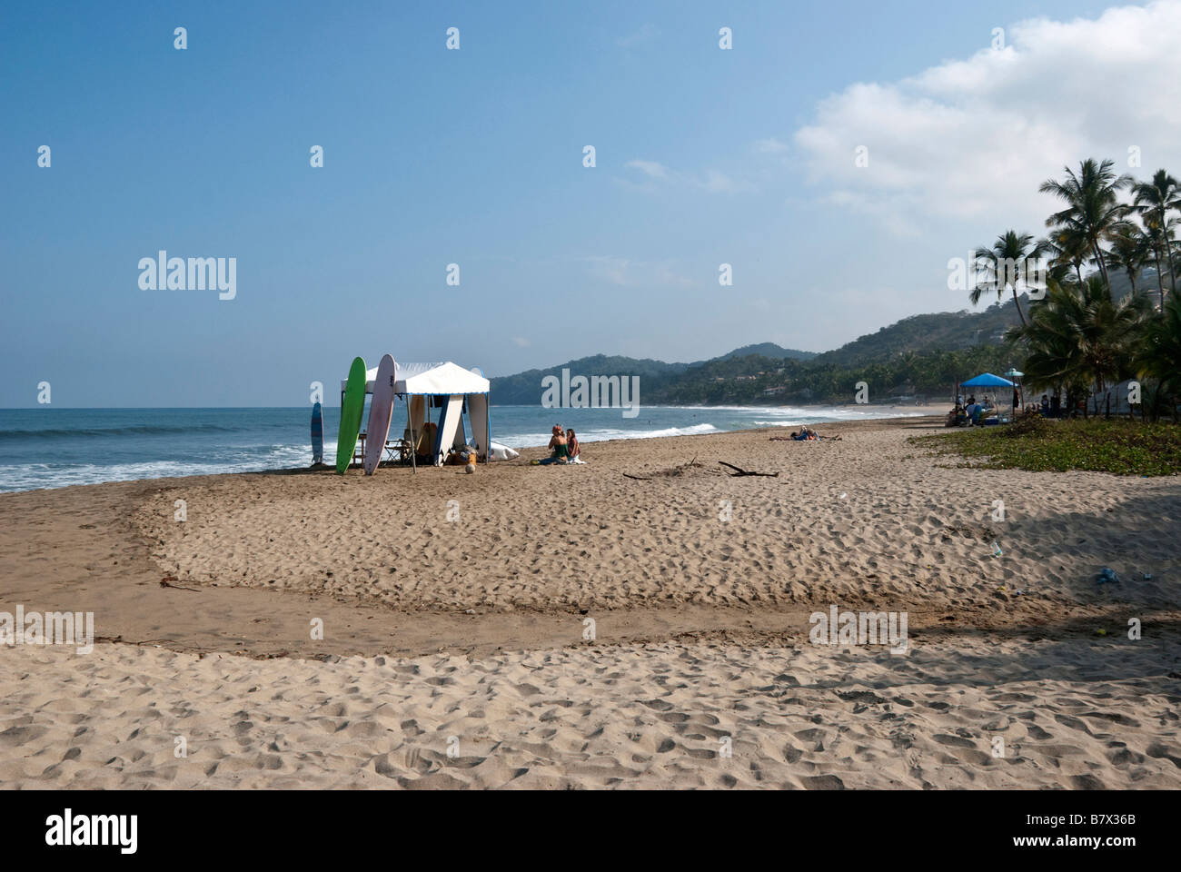 menschenleeren Strand Leinwand Surfbrett Unterstand mit Vermietung Surfbrett Surfbrettern zu vermieten an einem sonnigen Sonntagmorgen Sayulita Stockfoto