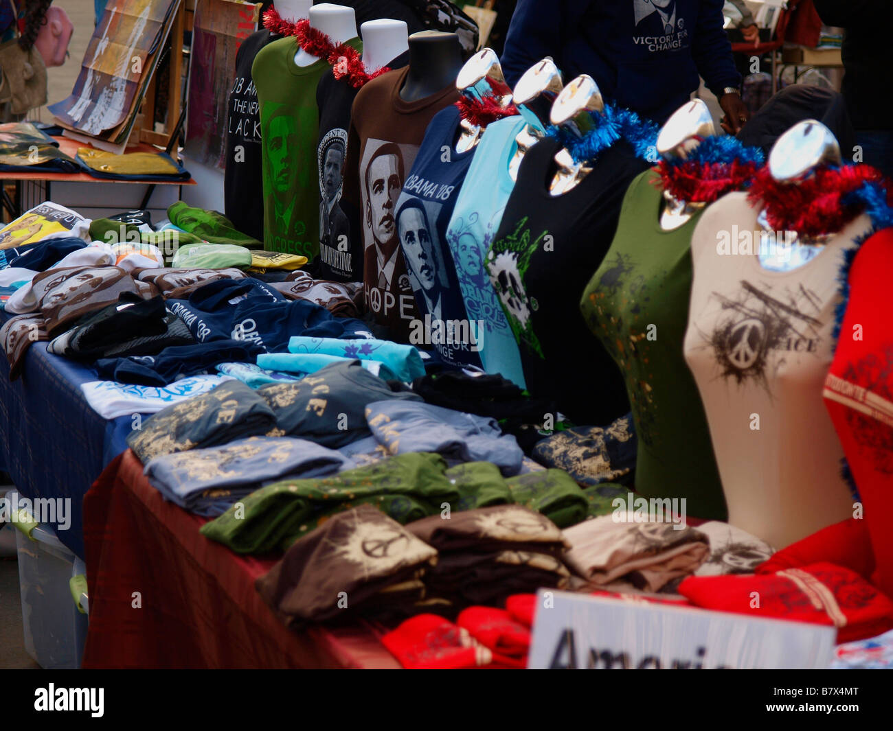 Obama und andere T-shirts arrangiert für Verkauf und Anzeige auf Schaufensterpuppen am Union Square in Manhattan, New York City. Stockfoto