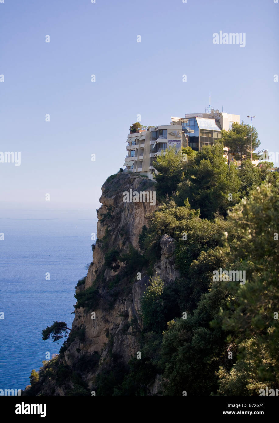 Hotel über einer Klippe mit dem Mittelmeer-Hintergrund Stockfoto