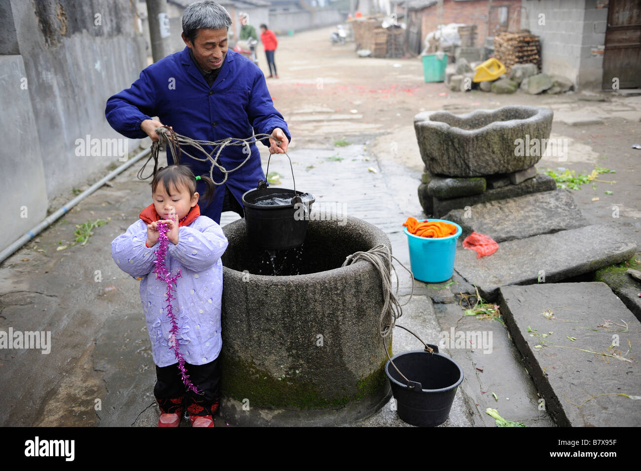 Alten Wasser dient auch noch in Tianbao Dorf, Yifeng, Jiangxi, China. 2. Februar 2009 Stockfoto