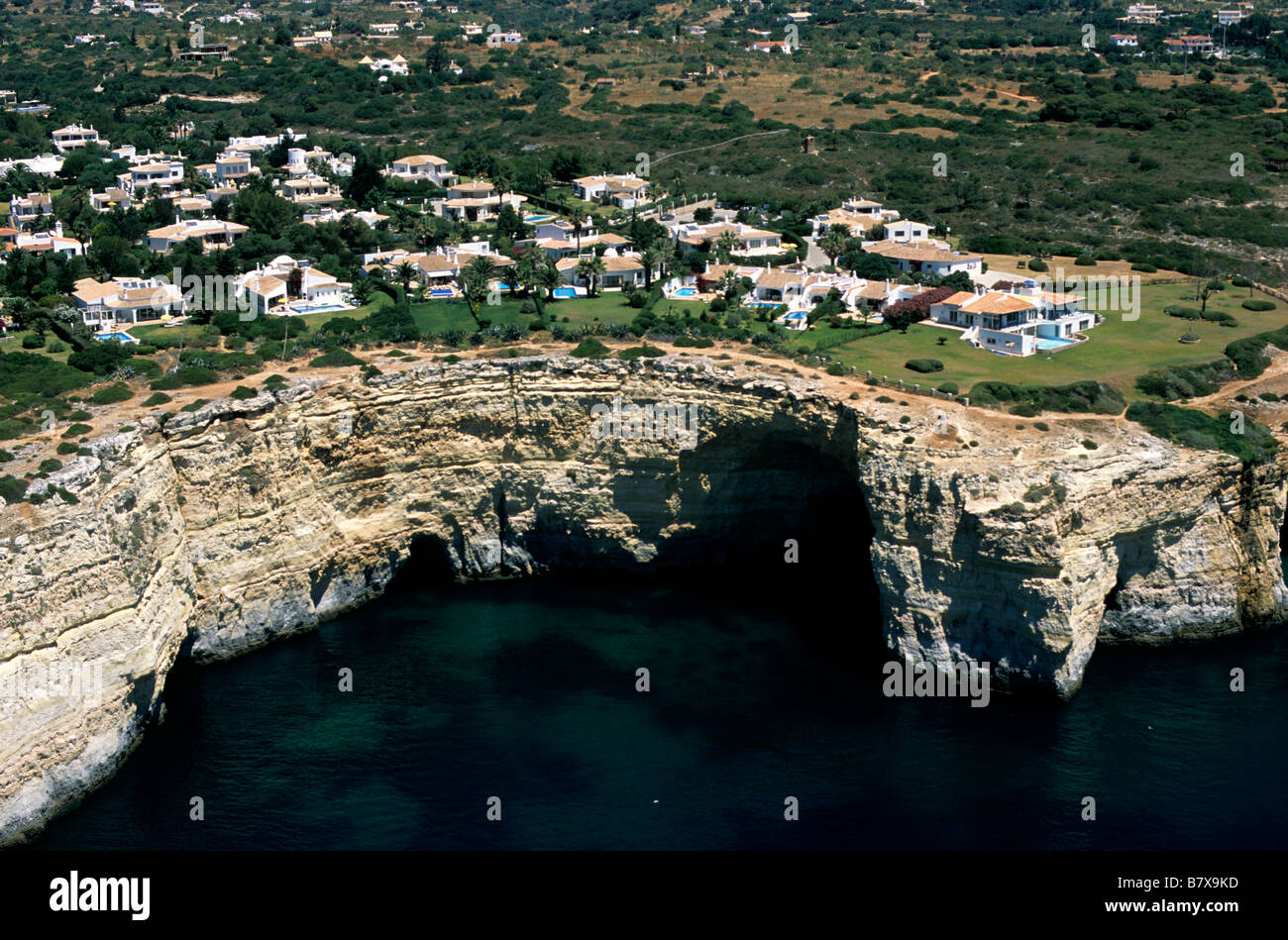 Eine Luftaufnahme von Luxus-Villen entlang der Klippen an der Algarve, Südportugal. Stockfoto