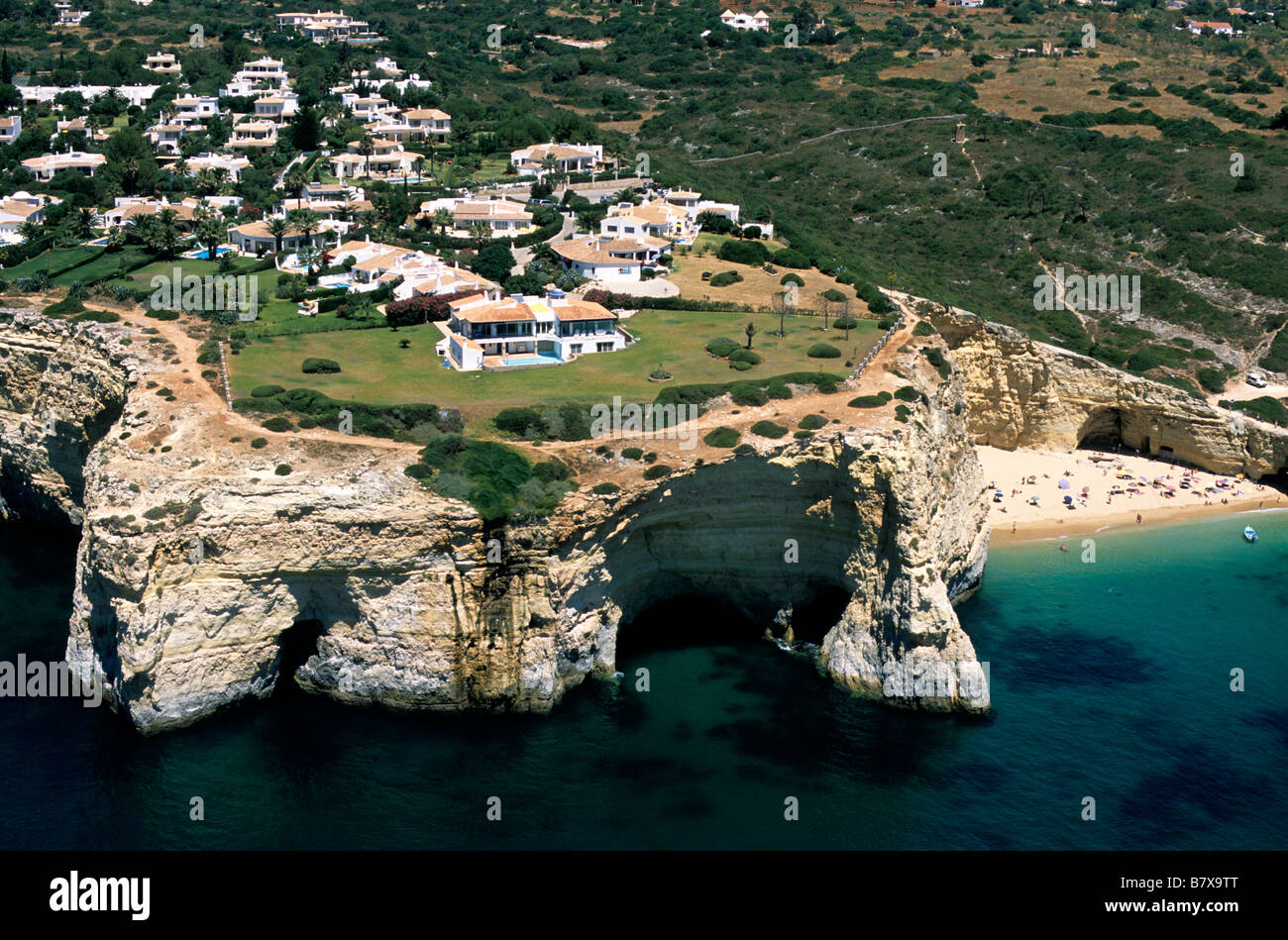 Eine Luftaufnahme des eine angenehme Strand und Luxus Villen entlang der Klippen an der Algarve, Südportugal. Stockfoto