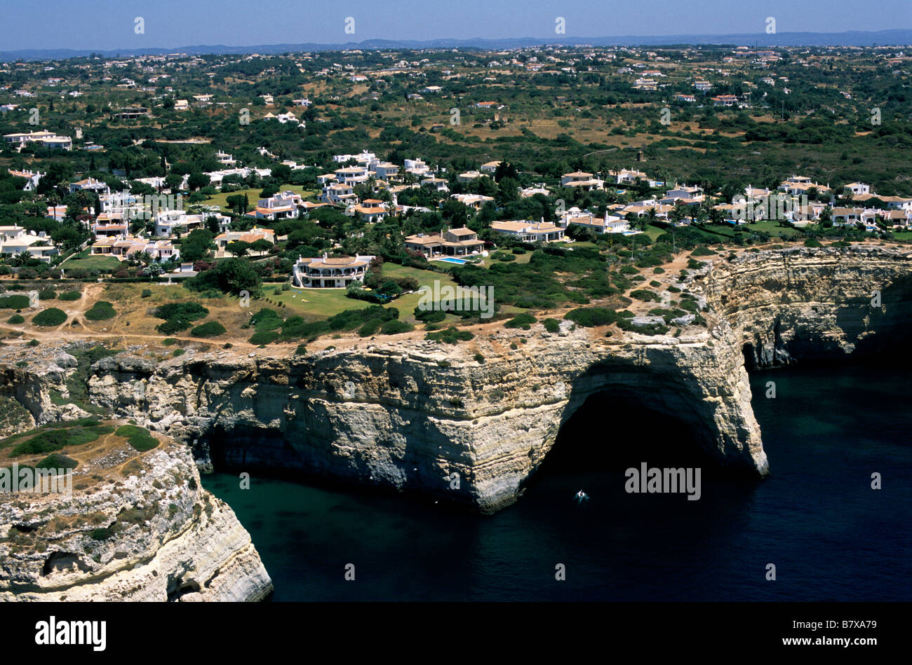 Eine Luftaufnahme von Luxus-Villen entlang der Klippen an der Algarve, Südportugal. Stockfoto