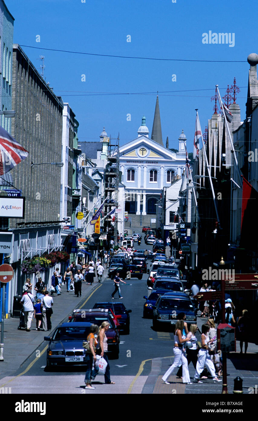 Ein Blick nach unten Halkett Place in Richtung der methodistischen Kirche im Stadtzentrum von St. Helier, der Hauptstadt von Jersey. Stockfoto