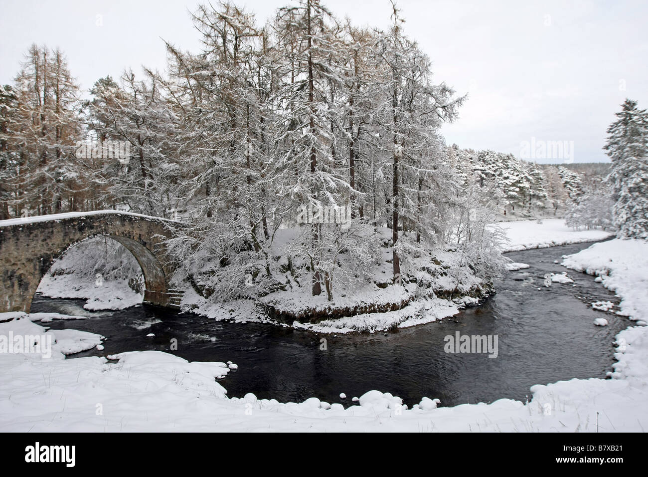 Alten Spannweite der Poldhullie Brücke über den Fluss Don in Strathdon, Aberdeenshire, Schottland, im Winter mit Schnee bedeckt. Stockfoto