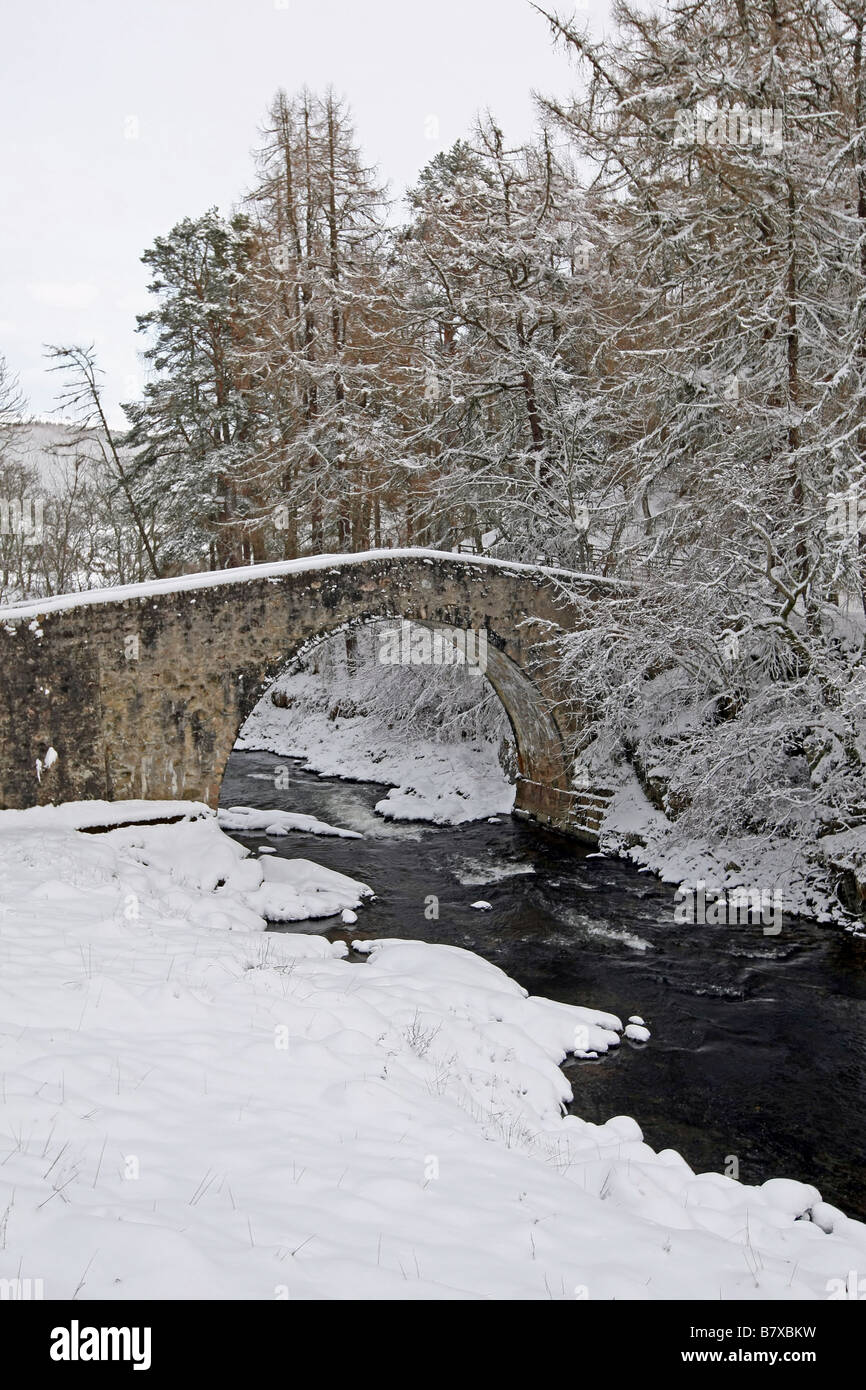 Alten Spannweite der Poldhullie Brücke über den Fluss Don in Strathdon, Aberdeenshire, Schottland, im Winter mit Schnee bedeckt. Stockfoto