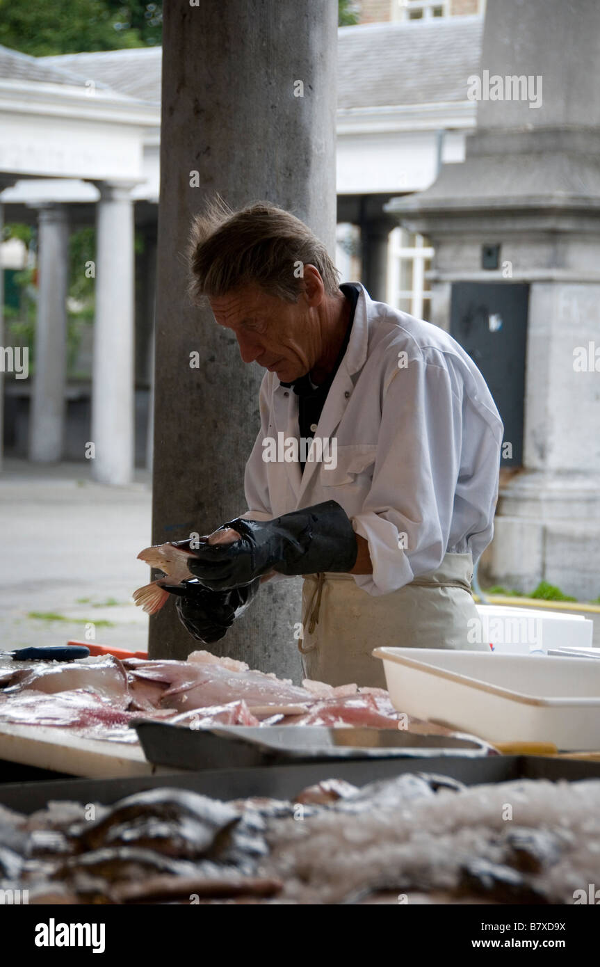 Fischhändler bereitet Fisch produzieren auf dem Fischmarkt in Brügge-Brügge-Westflandern-Belgien Stockfoto