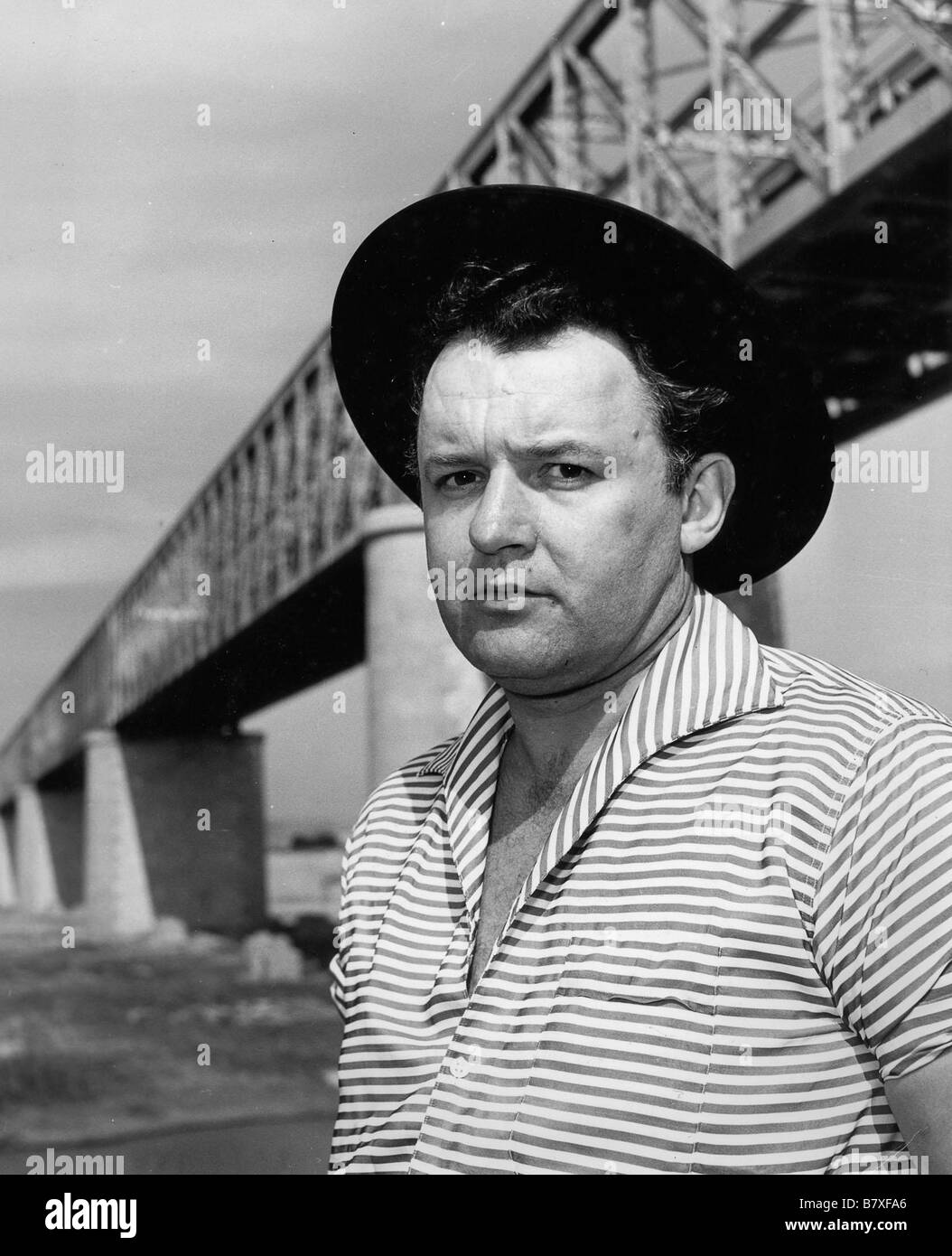 Rod Steiger Rod Steiger ROD STEIGER Dans le Film Frontière Dangereuse über Brücke Année 1957 uk Réalisateur Ken Annakin Stockfoto