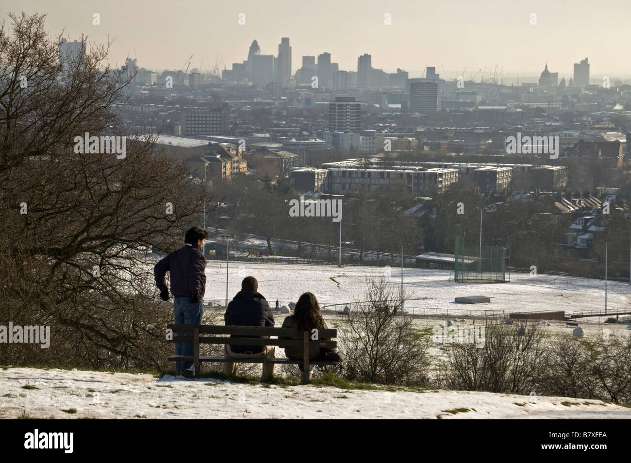 Menschen betrachten vom Parliament Hill, Hampstead Heath, London, England Stockfoto