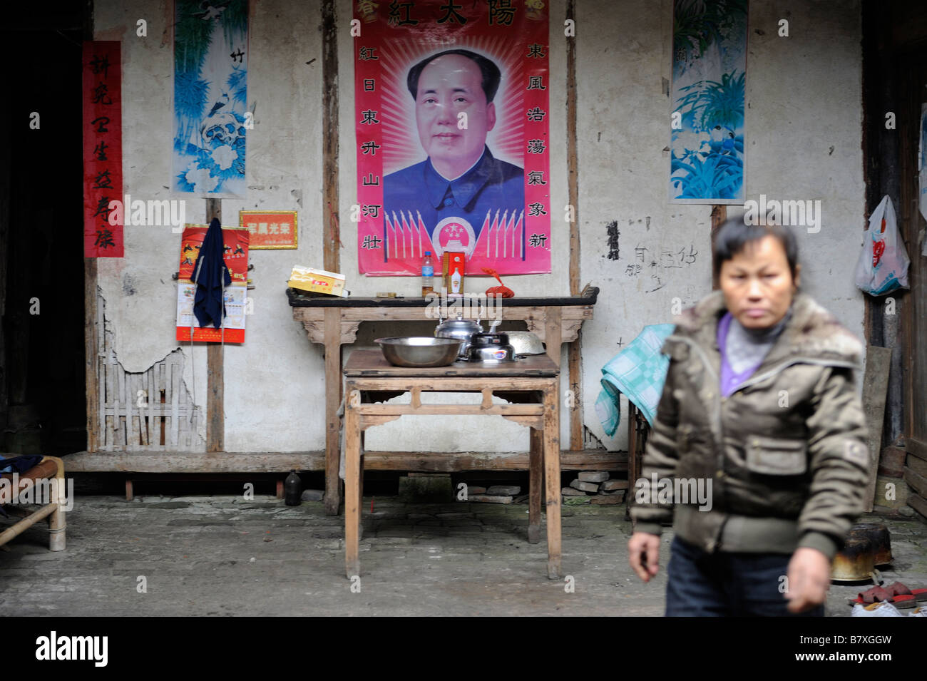 Porträt von Mao Zedong an eine Familie Altäre in einem Dorf von Jiangxi, China. 2. Februar 2009 Stockfoto