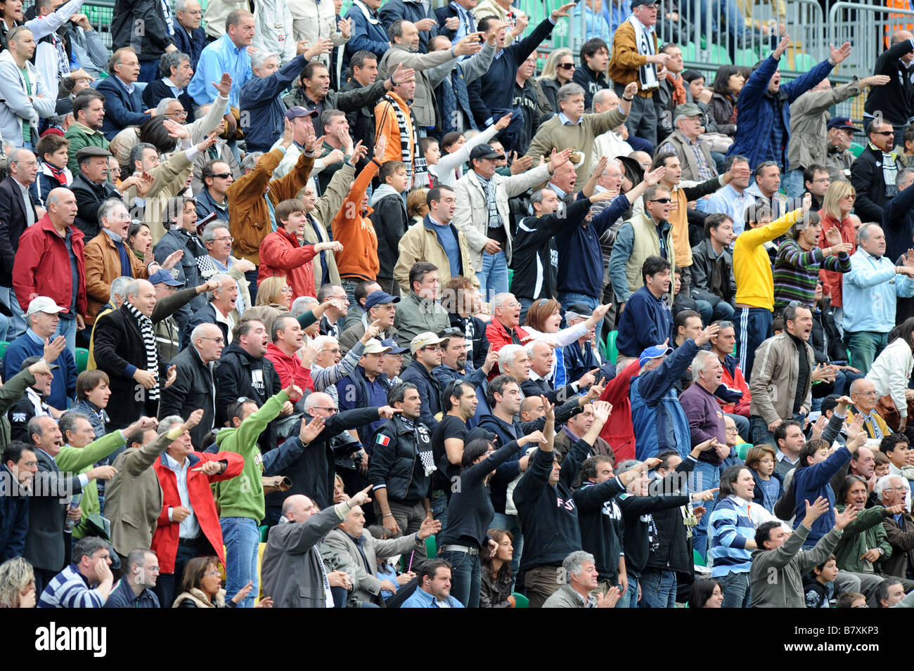 Siena-Fans protestieren mit dem Schiedsrichter 5. Oktober 2008 Fußball Italien Serie A Spiel zwischen Siena und AS Roma im Stadion Artemio Franchi in Siena Italien Foto: Enrico Calderoni AFLO SPORT 0391 Stockfoto