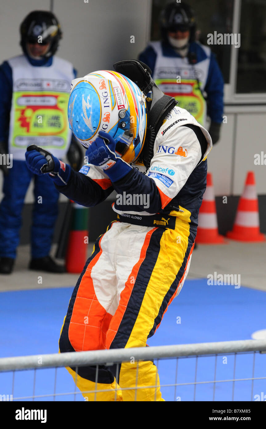 Fernando Alonso Renault 12. Oktober 2008 Formel 1 Fernando Alonso aus Spanien und Renault feiert nach dem Sieg der F1 japanischen Grand Prix auf dem Fuji Speedway in Shizuoka Japan Foto von Masakazu Watanabe AFLO SPORT 0005 Deutschland heraus Stockfoto