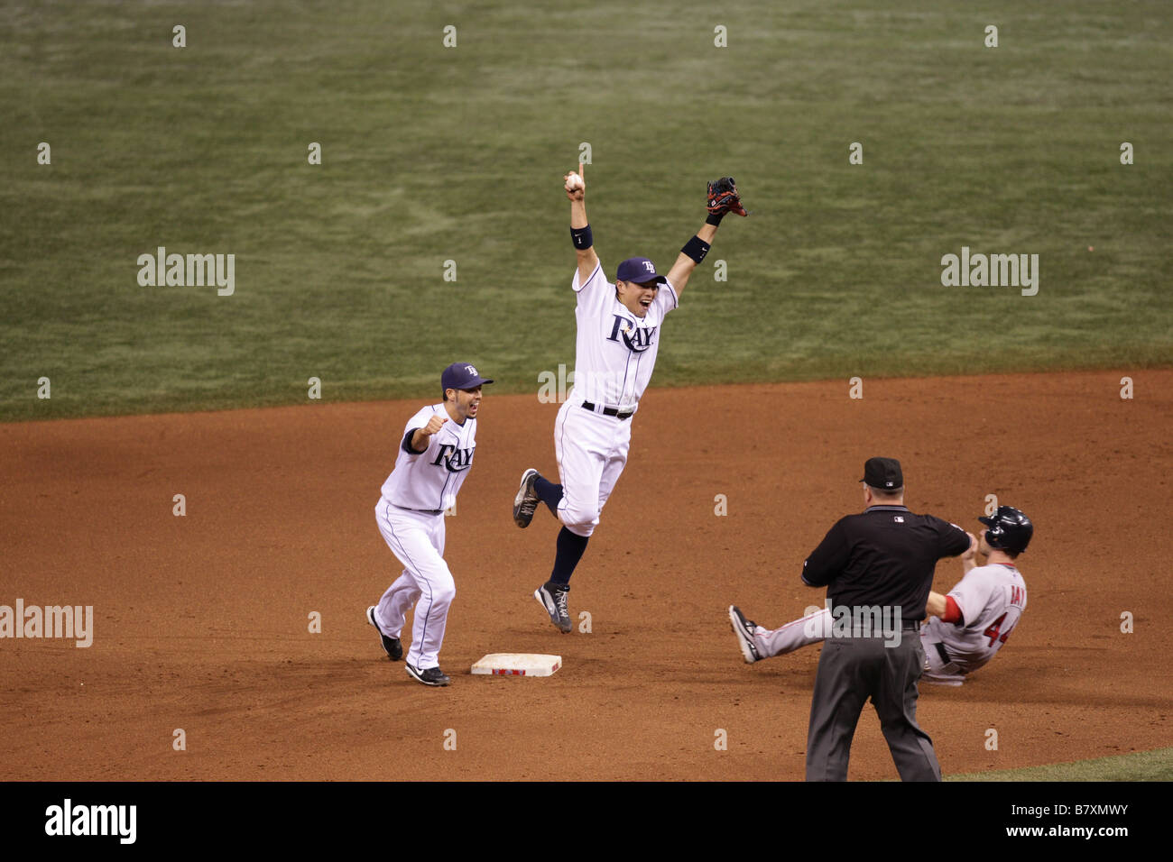 L R Jason Bartlett Akinori Iwamura Strahlen Jason Bay Red Sox 19. Oktober 2008 MLB Akinori Iwamura von den Tampa Bay Rays feiert Stockfoto