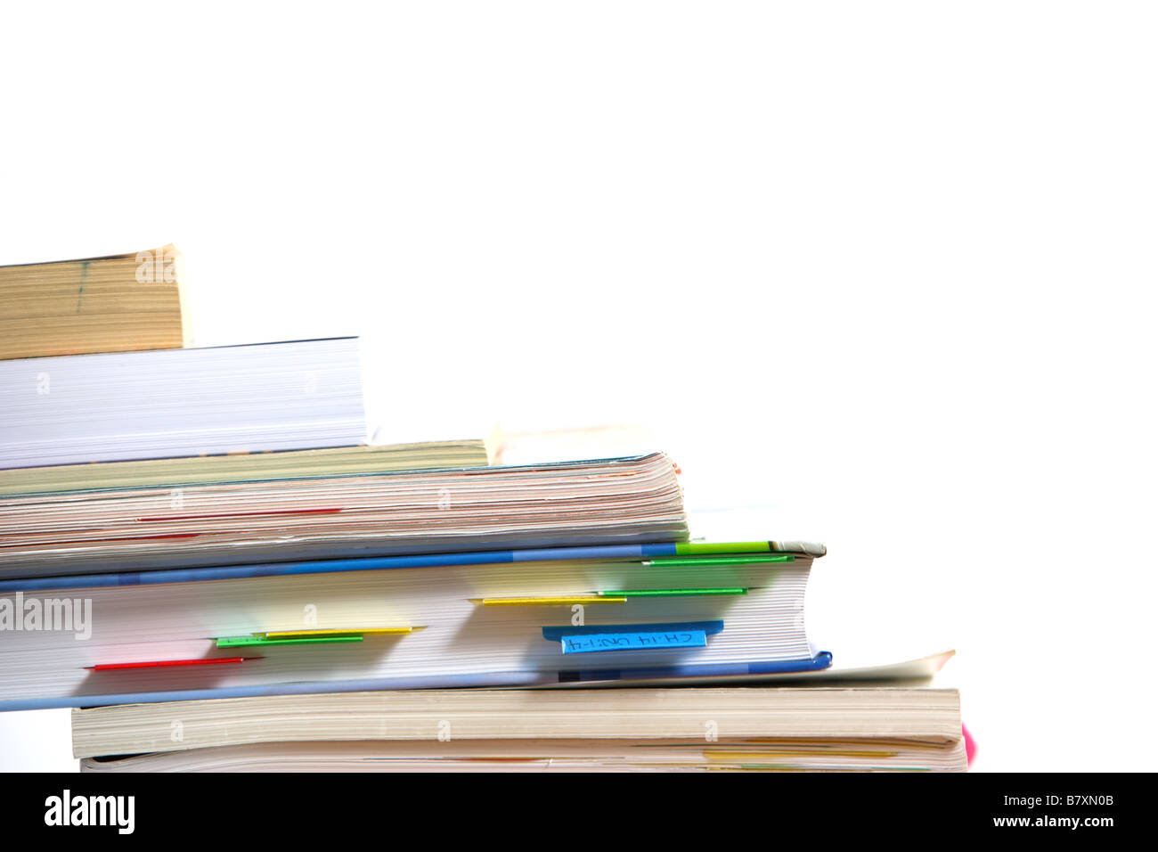 Stapel Bücher fallen von der Schulbank Stockfoto