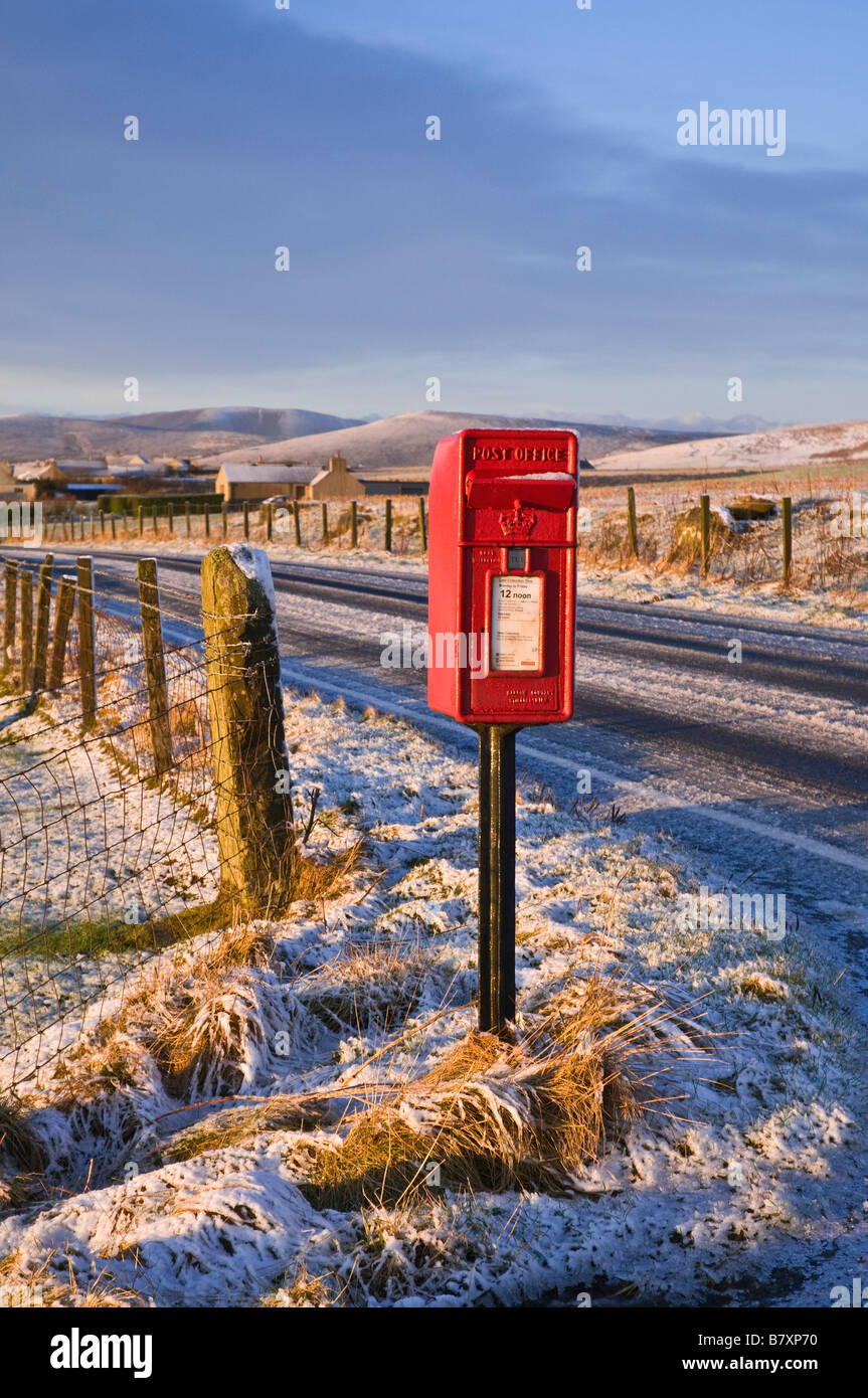 dh ORPHIR ORKNEY Schottland entfernter Winterschnee britischer roter ländlicher Briefkasten britischer königlicher Briefkasten Briefkasten Straße Briefkästen von Landstraßen schottischer Briefkasten Stockfoto