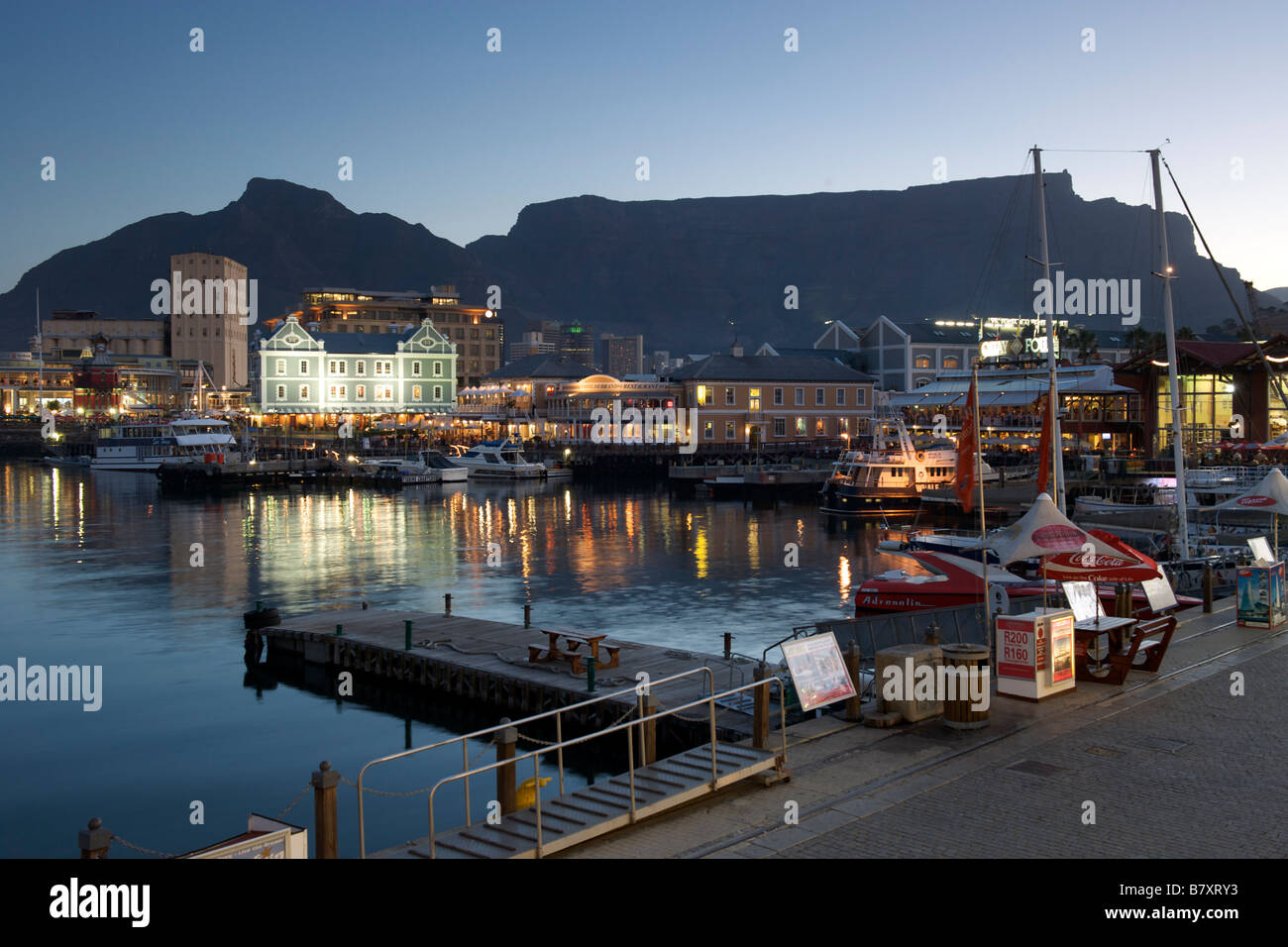 Abenddämmerung auf der Victoria und Alfred Waterfront in Kapstadt mit dem Tafelberg im Hintergrund. Stockfoto