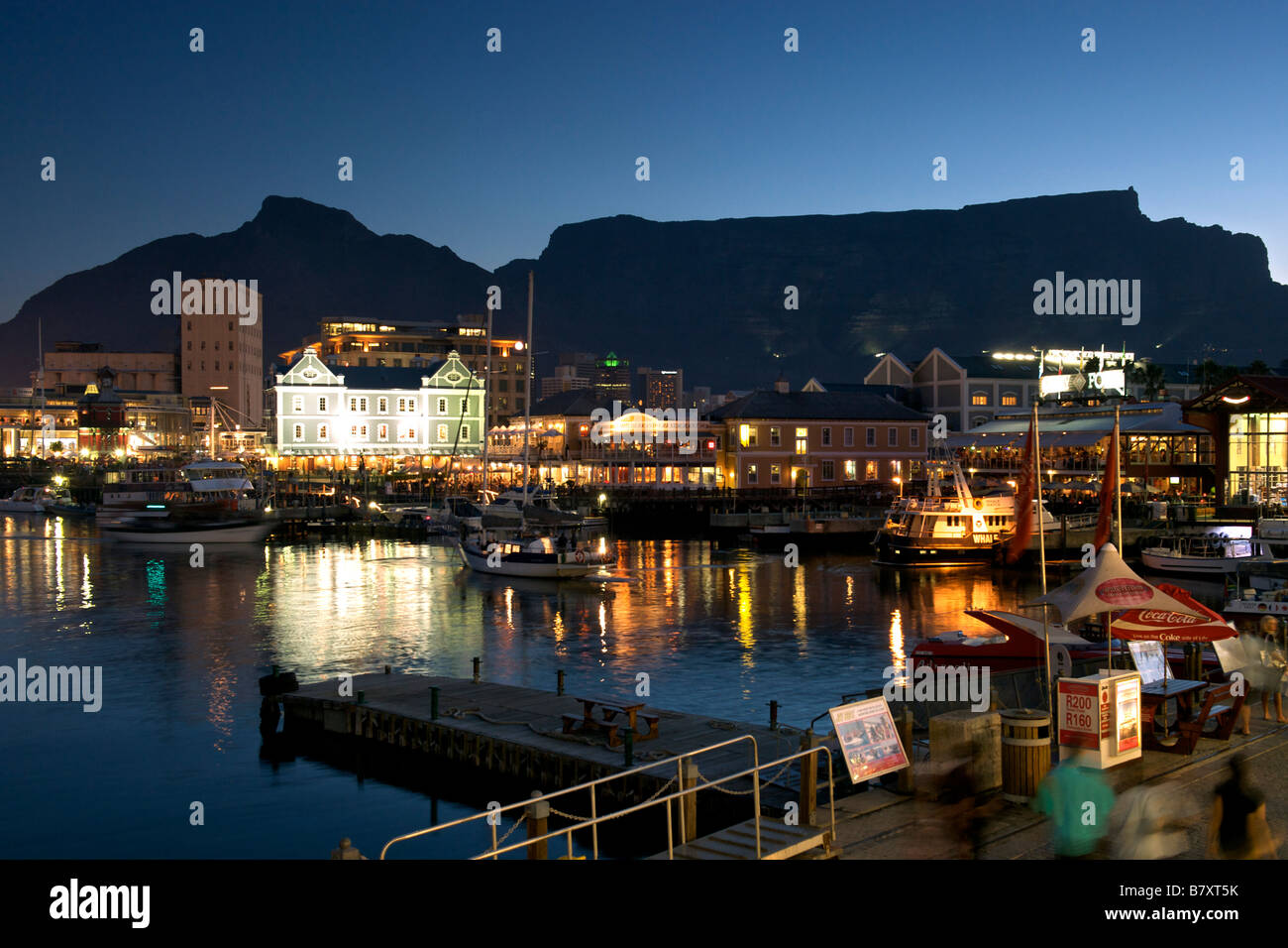 Abenddämmerung auf der Victoria und Alfred Waterfront in Kapstadt mit dem Tafelberg im Hintergrund. Stockfoto