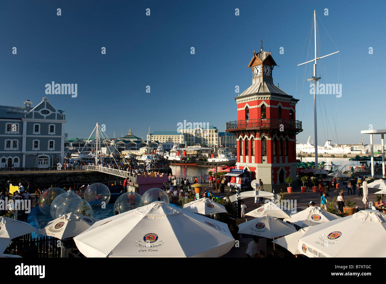 Blick auf den Uhrturm und Bestandteil der Victoria und Alfred Waterfront in Kapstadt. Stockfoto