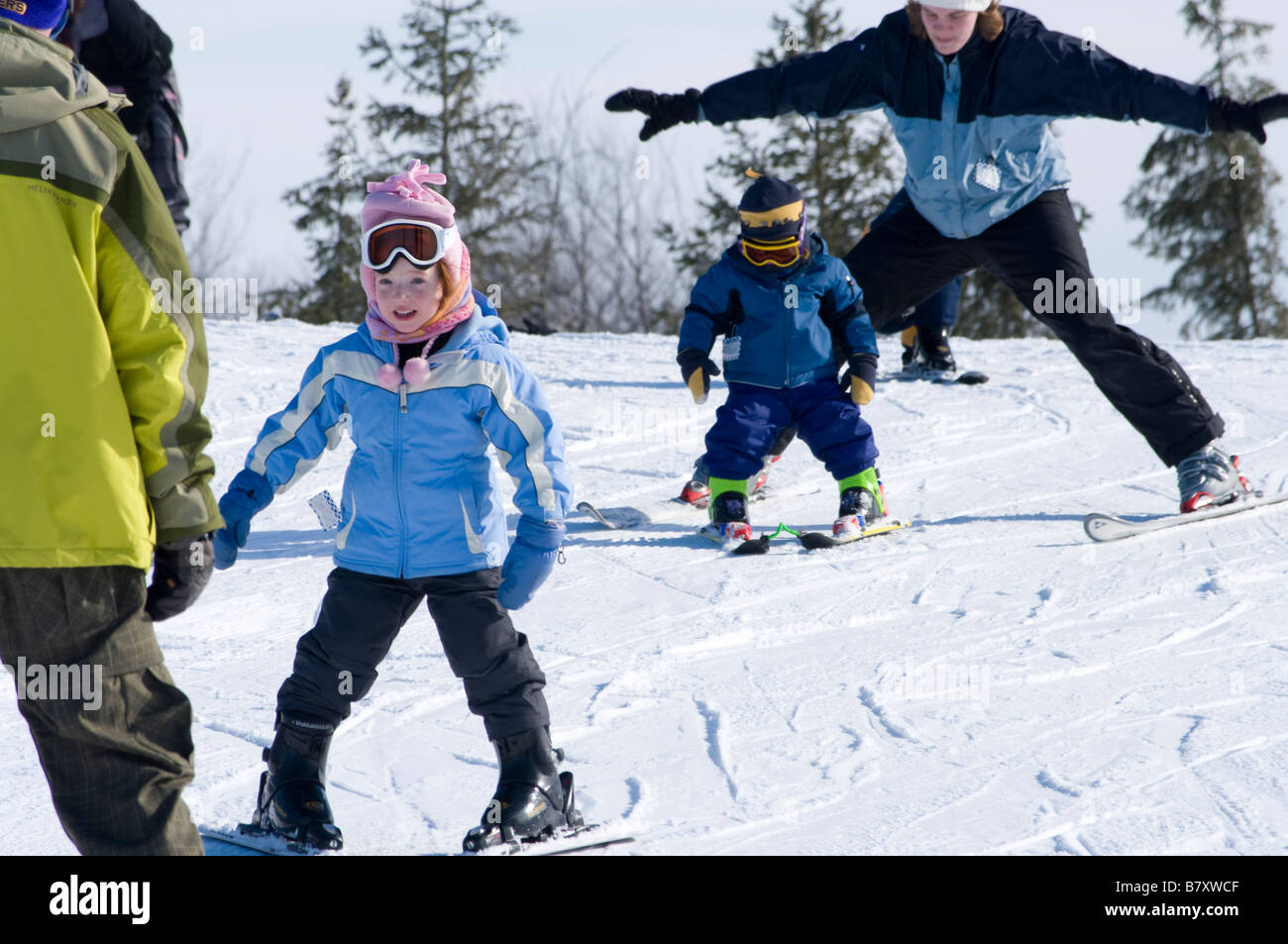 Kinder lernen mit Sundown mountain Dubuque, Iowa, Ski Stockfoto