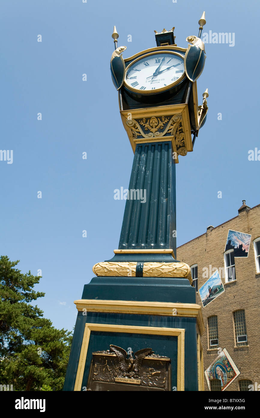 ILLINOIS DeKalb World War I Memorial Clock im Park am Schnittpunkt der Kleinstadt Stockfoto