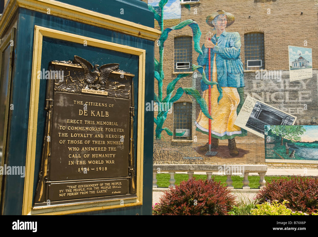ILLINOIS DeKalb World War I Memorial clock im Park an Kleinstadt Kreuzung Annie Glidden Wandbild und Stadtgeschichte Stockfoto
