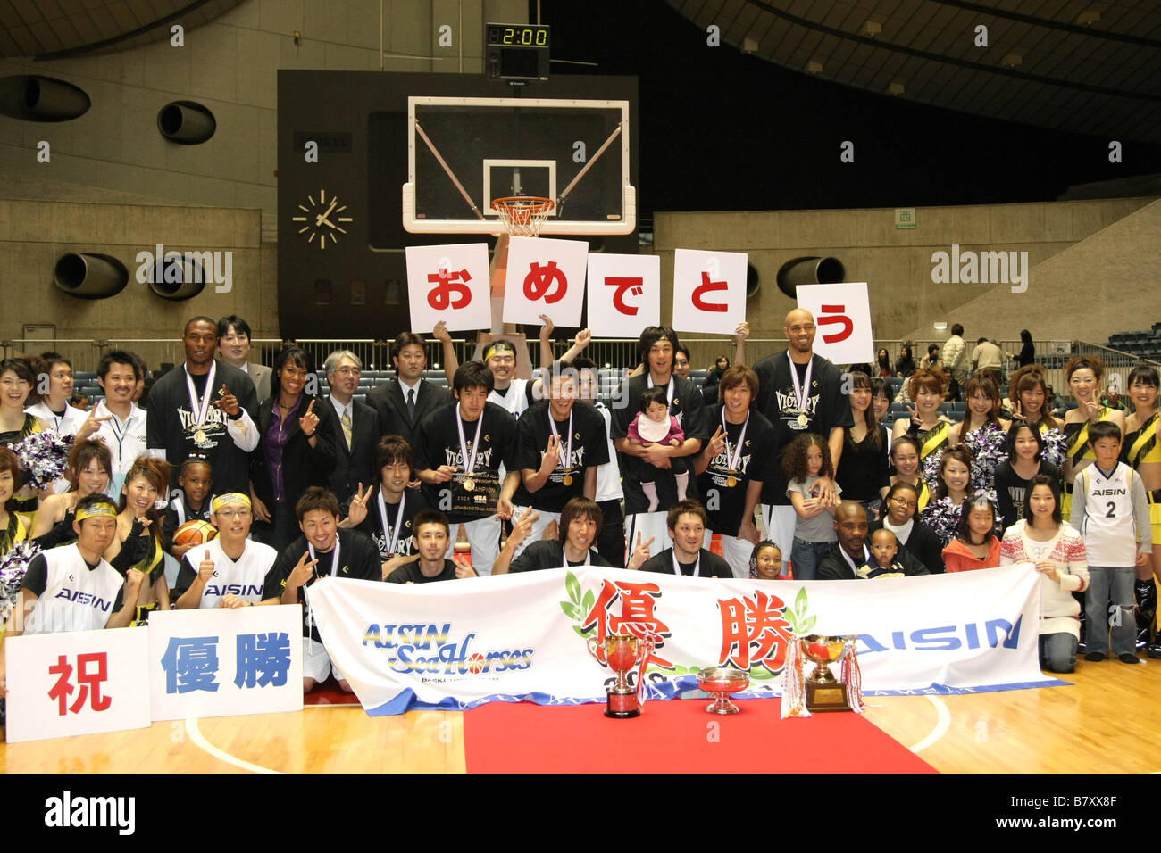 Aisin Seepferdchen Teamgruppe 12. Januar 2009 Basketball 84. EMPERORS CUP 75. Kaiserin CUP alle JAPAN BASKETBALL CHAMPIONSHIP 2009 Herren Finale match zwischen AISIN Seepferdchen 65 48 HITACHI Sunrockers am 1. Yoyogi Gymnasium Tokyo Japan Foto von Akihiro Sugimoto AFLO SPORT 1080 Stockfoto