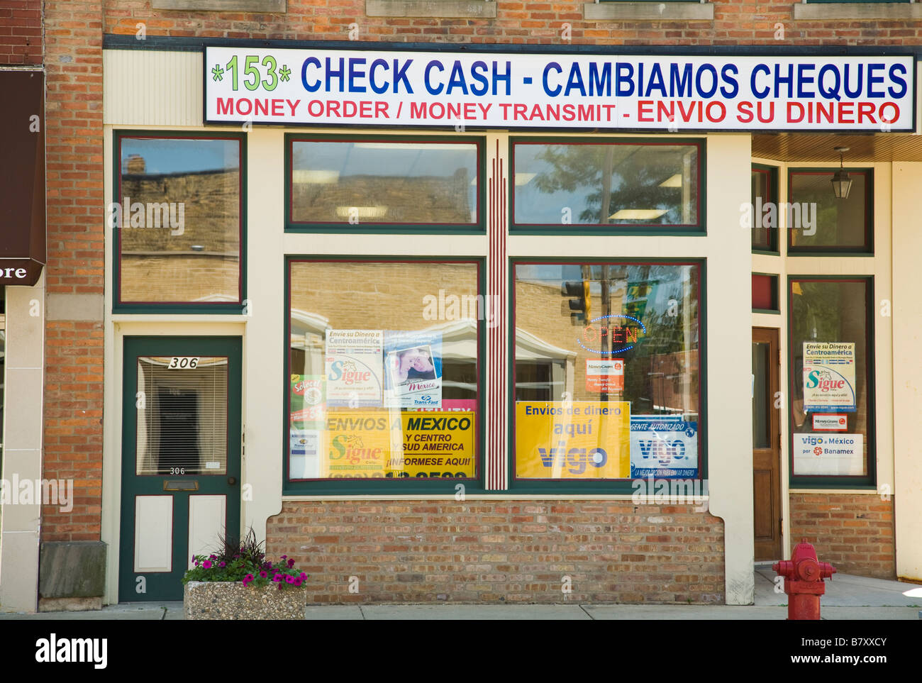 ILLINOIS DeKalb Check einlösen und Geld, um Geschäft in der kleinen Stadt unterzeichnen in Englisch und Spanisch Schaufenster Stockfoto