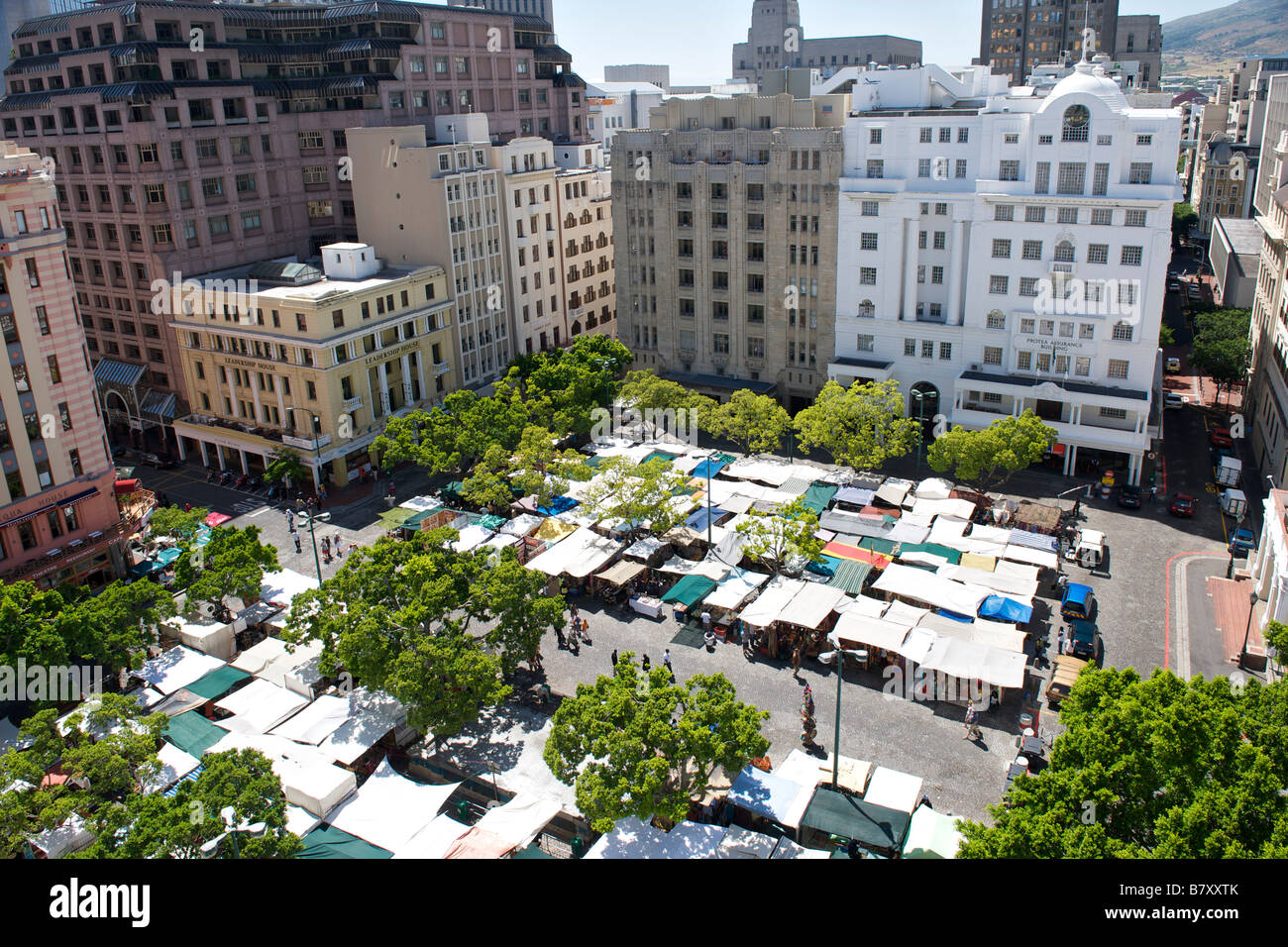Luftaufnahme des Greenmarket Square und die umliegenden Gebäude in Cape Town South Africa. Stockfoto