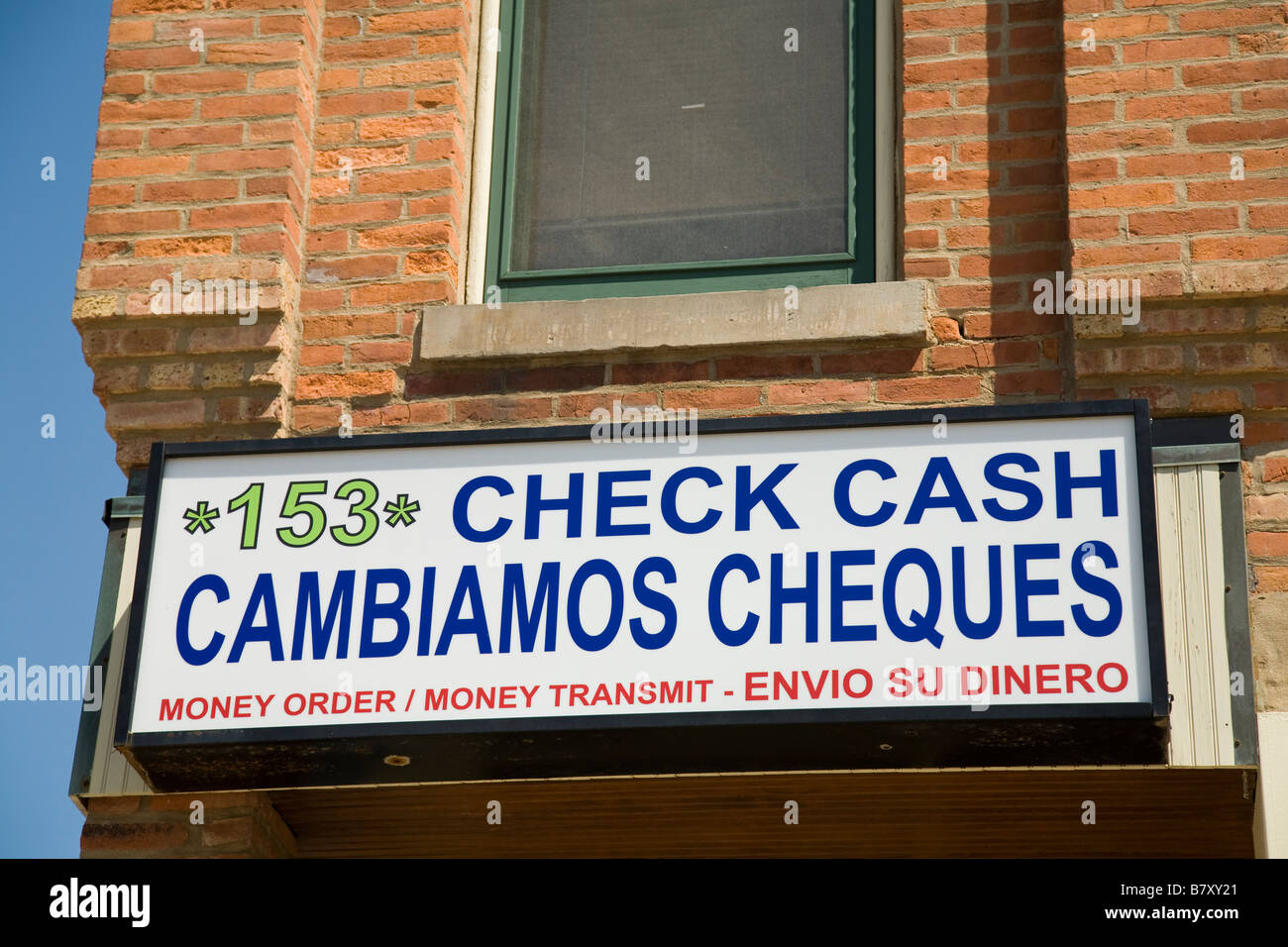 ILLINOIS DeKalb Check einlösen und Geld, um Geschäft in der kleinen Stadt unterzeichnen in Englisch und Spanisch Schaufenster Stockfoto